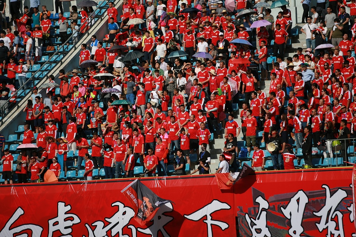 塔斯马尼亚联球迷现场助威，激发球队夺冠斗志