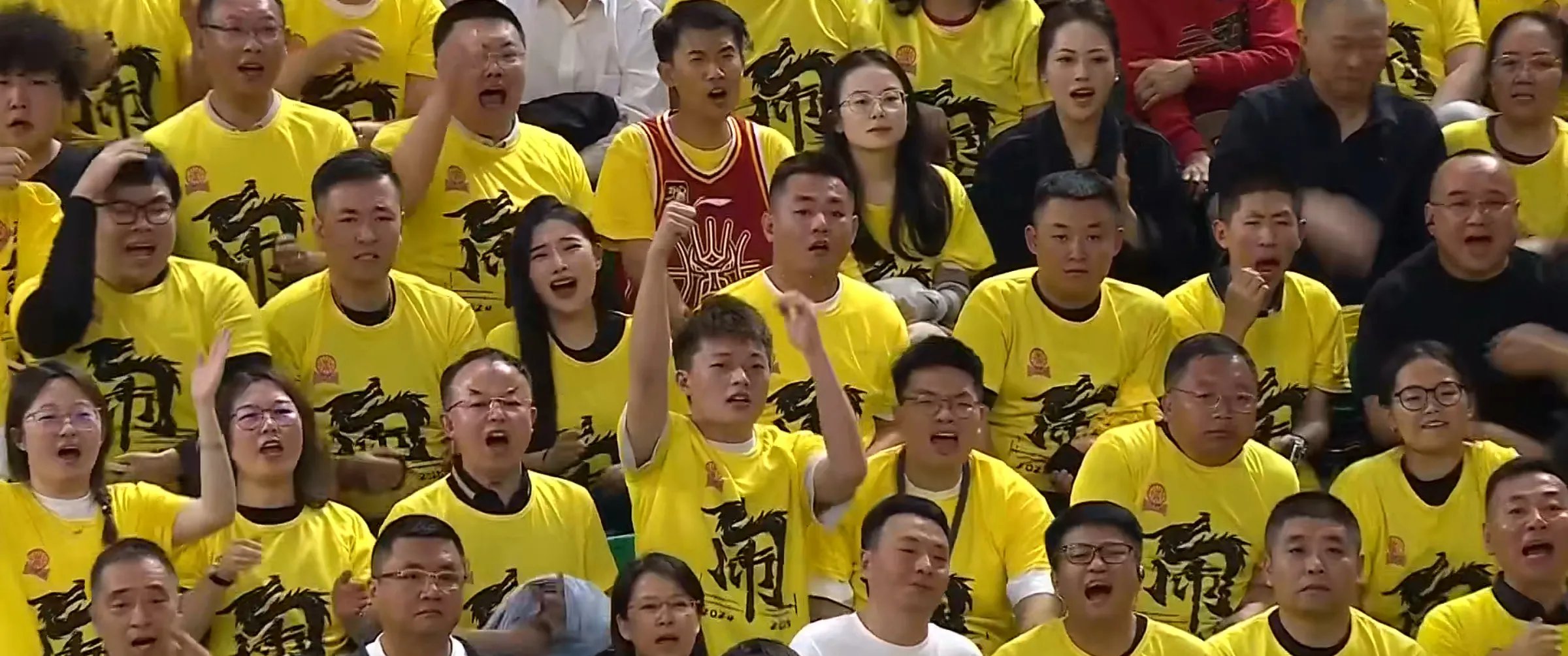 够兄弟!球迷:胡明轩徐杰徐昕滚回家!赵睿怒怼:换你们这帮打字的来