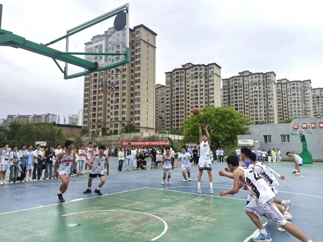爱奇艺体育会员重庆篮球迷热情奔放，助力球队取胜